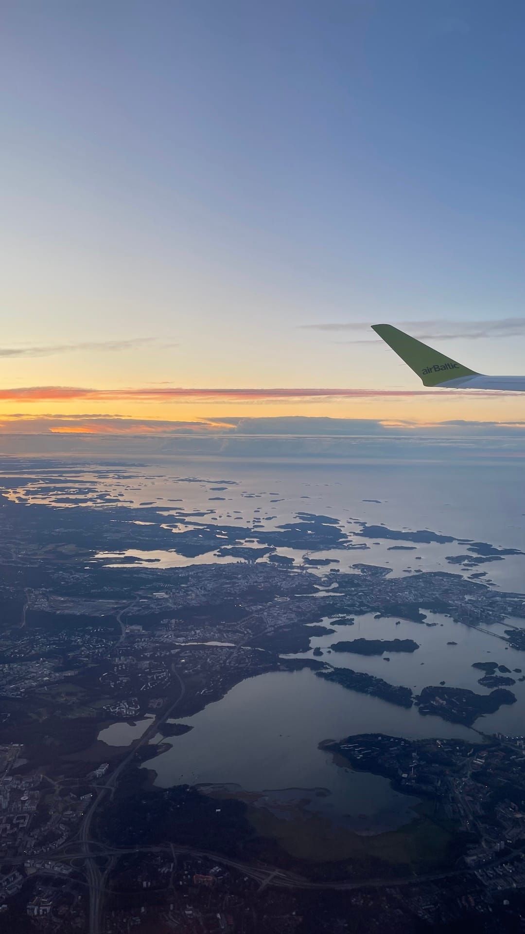 Finnország légi felvétel erdőkkel és tavakkal