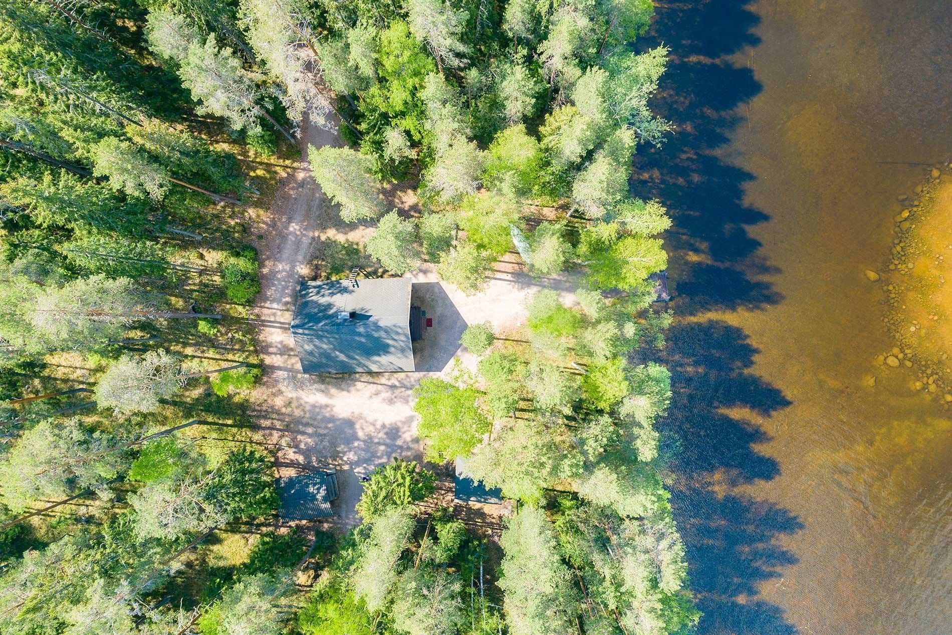 Tradicionális finn mökki a tóparton